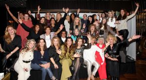 01-11-2021 SHOWBIZZ; FIDAN EKIZ WINT STRONG WOMAN AWARD 2021-Betty de Groot schenkt eerbetoon aan Fidan Ekiz. De 10 de editie van de STRONG WOMAN AWARD was weer een groot succes in het sfeer volle Apollo Hotel te Amsterdam. De meer dan 40 sterkte en bekende dames gingen weer met volle kofferbak naar huis.
Al  met al alle lof aan Betty de Groot.
Foto: Albert den Iseger