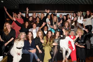 01-11-2021 SHOWBIZZ; FIDAN EKIZ WINT STRONG WOMAN AWARD 2021-Betty de Groot schenkt eerbetoon aan Fidan Ekiz. De 10 de editie van de STRONG WOMAN AWARD was weer een groot succes in het sfeer volle Apollo Hotel te Amsterdam. De meer dan 40 sterkte en bekende dames gingen weer met volle kofferbak naar huis.
Al  met al alle lof aan Betty de Groot.
Foto: Albert den Iseger