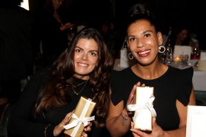 01-11-2021 SHOWBIZZ; FIDAN EKIZ WINT STRONG WOMAN AWARD 2021-Betty de Groot schenkt eerbetoon aan Fidan Ekiz. De 10 de editie van de STRONG WOMAN AWARD was weer een groot succes in het sfeer volle Apollo Hotel te Amsterdam. De meer dan 40 sterkte en bekende dames gingen weer met volle kofferbak naar huis.
Al  met al alle lof aan Betty de Groot.
Foto: Albert den Iseger