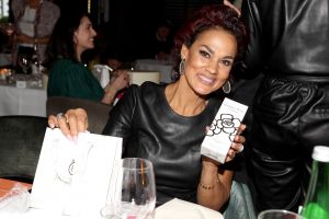 01-11-2021 SHOWBIZZ; FIDAN EKIZ WINT STRONG WOMAN AWARD 2021-Betty de Groot schenkt eerbetoon aan Fidan Ekiz. De 10 de editie van de STRONG WOMAN AWARD was weer een groot succes in het sfeer volle Apollo Hotel te Amsterdam. De meer dan 40 sterkte en bekende dames gingen weer met volle kofferbak naar huis.
Al  met al alle lof aan Betty de Groot.
Foto: Albert den Iseger