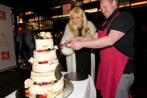 01-11-2021 SHOWBIZZ; FIDAN EKIZ WINT STRONG WOMAN AWARD 2021-Betty de Groot schenkt eerbetoon aan Fidan Ekiz. De 10 de editie van de STRONG WOMAN AWARD was weer een groot succes in het sfeer volle Apollo Hotel te Amsterdam. De meer dan 40 sterkte en bekende dames gingen weer met volle kofferbak naar huis.
Al  met al alle lof aan Betty de Groot.
Foto: Albert den Iseger