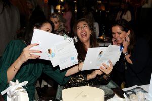 01-11-2021 SHOWBIZZ; FIDAN EKIZ WINT STRONG WOMAN AWARD 2021-Betty de Groot schenkt eerbetoon aan Fidan Ekiz. De 10 de editie van de STRONG WOMAN AWARD was weer een groot succes in het sfeer volle Apollo Hotel te Amsterdam. De meer dan 40 sterkte en bekende dames gingen weer met volle kofferbak naar huis.
Al  met al alle lof aan Betty de Groot.
Foto: Albert den Iseger