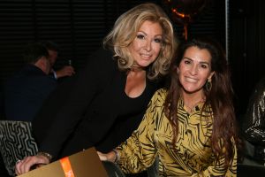 01-11-2021 SHOWBIZZ; FIDAN EKIZ WINT STRONG WOMAN AWARD 2021-Betty de Groot schenkt eerbetoon aan Fidan Ekiz. De 10 de editie van de STRONG WOMAN AWARD was weer een groot succes in het sfeer volle Apollo Hotel te Amsterdam. De meer dan 40 sterkte en bekende dames gingen weer met volle kofferbak naar huis.
Al  met al alle lof aan Betty de Groot.
Foto: Albert den Iseger