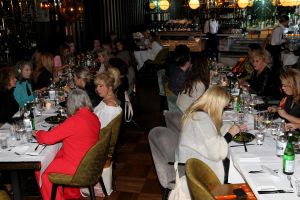 01-11-2021 SHOWBIZZ; FIDAN EKIZ WINT STRONG WOMAN AWARD 2021-Betty de Groot schenkt eerbetoon aan Fidan Ekiz. De 10 de editie van de STRONG WOMAN AWARD was weer een groot succes in het sfeer volle Apollo Hotel te Amsterdam. De meer dan 40 sterkte en bekende dames gingen weer met volle kofferbak naar huis.
Al  met al alle lof aan Betty de Groot.
Foto: Albert den Iseger