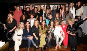 01-11-2021 SHOWBIZZ; FIDAN EKIZ WINT STRONG WOMAN AWARD 2021-Betty de Groot schenkt eerbetoon aan Fidan Ekiz. De 10 de editie van de STRONG WOMAN AWARD was weer een groot succes in het sfeer volle Apollo Hotel te Amsterdam. De meer dan 40 sterkte en bekende dames gingen weer met volle kofferbak naar huis.
Al  met al alle lof aan Betty de Groot.
Foto: Albert den Iseger