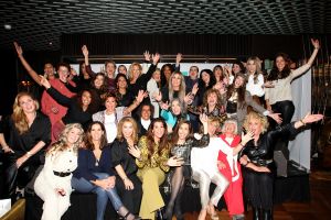 01-11-2021 SHOWBIZZ; FIDAN EKIZ WINT STRONG WOMAN AWARD 2021-Betty de Groot schenkt eerbetoon aan Fidan Ekiz. De 10 de editie van de STRONG WOMAN AWARD was weer een groot succes in het sfeer volle Apollo Hotel te Amsterdam. De meer dan 40 sterkte en bekende dames gingen weer met volle kofferbak naar huis.
Al  met al alle lof aan Betty de Groot.
Foto: Albert den Iseger