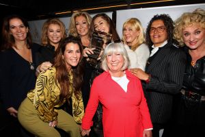 01-11-2021 SHOWBIZZ; FIDAN EKIZ WINT STRONG WOMAN AWARD 2021-Betty de Groot schenkt eerbetoon aan Fidan Ekiz. De 10 de editie van de STRONG WOMAN AWARD was weer een groot succes in het sfeer volle Apollo Hotel te Amsterdam. De meer dan 40 sterkte en bekende dames gingen weer met volle kofferbak naar huis.
Al  met al alle lof aan Betty de Groot.
Foto: Albert den Iseger