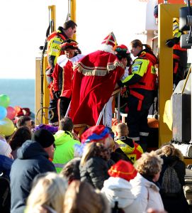 19-11-2022 NIEUWS-INTOCHT SINTERKLAAS-EGMOND AAN ZEE. Op een heuse reddingsboot kwam de Sint samen met veeg pieten aan in Egmond aan zee.Een paar honderd mensen waren gekomen om de Sint en zijn vele Pieten te verwelkomen in 
Egmond aan zee. Ondanks de koude en gure wind was iedereen blij om de Sint weer te zien.De Sint nam veel tijd voor ouders en de vele kinderen.Het was ook het eerste jaar dat er veeg pieten waren ipv de vertrouwde zwarte pieten.
foto: Albert den Iseger