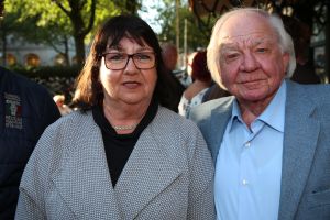 30-09-2015 SHOWBIZZ; BIOGRAFIE VAN JOOP VAN TELLINGEN ONTHULT. Evert Santegoeds en Carlo Boszhard kregen de eerste boeken uitgereikt van de dochter van Joop, Nathalie. Het boek KOMT GOED JOCHIE is uitgebracht door de familie van Tellingen als eerbetoon aan vader JOOP.
foto: Albert den Iseger
