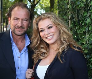 06-10-2015 SHOWBIZZ; ANTJE MONTEIRO EN HAAR PARTNER DENNIS GAAN SAMEN WONEN. In februari werd bekend dat de musicalster na lange tijd weer verliefd was. Antje kende de binnenhuisarchitect al langer; ze schakelde de hulp van Dennis in toen ze een nieuwe woning wilde ontwerpen. Eind vorig jaar sloeg de vonk over. En nu gaan ze samen onder een mooi dak wonen.
foto: Albert den Iseger