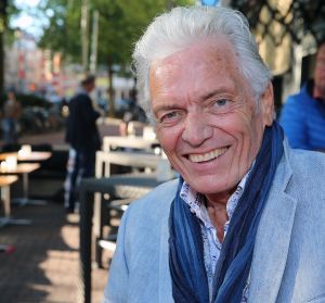 30-09-2015 SHOWBIZZ; BIOGRAFIE VAN JOOP VAN TELLINGEN ONTHULT. Evert Santegoeds en Carlo Boszhard kregen de eerste boeken uitgereikt van de dochter van Joop, Nathalie. Het boek KOMT GOED JOCHIE is uitgebracht door de familie van Tellingen als eerbetoon aan vader JOOP.
foto: Albert den Iseger