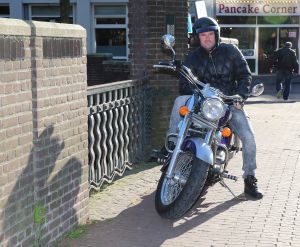 30-09-2015 SHOWBIZZ; BIOGRAFIE VAN JOOP VAN TELLINGEN ONTHULT. Evert Santegoeds en Carlo Boszhard kregen de eerste boeken uitgereikt van de dochter van Joop, Nathalie. Het boek KOMT GOED JOCHIE is uitgebracht door de familie van Tellingen als eerbetoon aan vader JOOP.
foto: Albert den Iseger