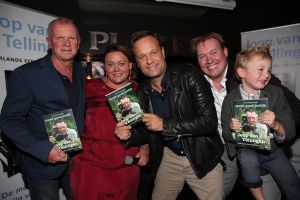 30-09-2015 SHOWBIZZ; BIOGRAFIE VAN JOOP VAN TELLINGEN ONTHULT. Evert Santegoeds en Carlo Boszhard kregen de eerste boeken uitgereikt van de dochter van Joop, Nathalie. Het boek KOMT GOED JOCHIE is uitgebracht door de familie van Tellingen als eerbetoon aan vader JOOP.
foto: Albert den Iseger