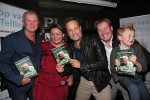 30-09-2015 SHOWBIZZ; BIOGRAFIE VAN JOOP VAN TELLINGEN ONTHULT. Evert Santegoeds en Carlo Boszhard kregen de eerste boeken uitgereikt van de dochter van Joop, Nathalie. Het boek KOMT GOED JOCHIE is uitgebracht door de familie van Tellingen als eerbetoon aan vader JOOP.
foto: Albert den Iseger