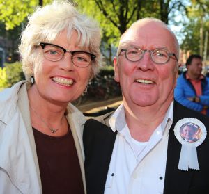 30-09-2015 SHOWBIZZ; BIOGRAFIE VAN JOOP VAN TELLINGEN ONTHULT. Evert Santegoeds en Carlo Boszhard kregen de eerste boeken uitgereikt van de dochter van Joop, Nathalie. Het boek KOMT GOED JOCHIE is uitgebracht door de familie van Tellingen als eerbetoon aan vader JOOP.
foto: Albert den Iseger