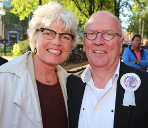 30-09-2015 SHOWBIZZ; BIOGRAFIE VAN JOOP VAN TELLINGEN ONTHULT. Evert Santegoeds en Carlo Boszhard kregen de eerste boeken uitgereikt van de dochter van Joop, Nathalie. Het boek KOMT GOED JOCHIE is uitgebracht door de familie van Tellingen als eerbetoon aan vader JOOP.
foto: Albert den Iseger