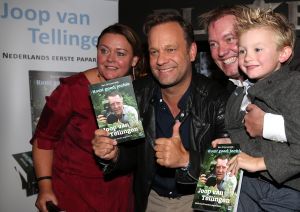 30-09-2015 SHOWBIZZ; BIOGRAFIE VAN JOOP VAN TELLINGEN ONTHULT. Evert Santegoeds en Carlo Boszhard kregen de eerste boeken uitgereikt van de dochter van Joop, Nathalie. Het boek KOMT GOED JOCHIE is uitgebracht door de familie van Tellingen als eerbetoon aan vader JOOP.
foto: Albert den Iseger