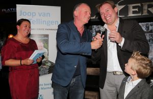 30-09-2015 SHOWBIZZ; BIOGRAFIE VAN JOOP VAN TELLINGEN ONTHULT. Evert Santegoeds en Carlo Boszhard kregen de eerste boeken uitgereikt van de dochter van Joop, Nathalie. Het boek KOMT GOED JOCHIE is uitgebracht door de familie van Tellingen als eerbetoon aan vader JOOP.
foto: Albert den Iseger