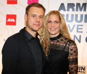 21-10-2016 SHOWBIZZ; ARMIN VAN BUUREN LIVE AT THE VAN GOGH MUSEUM.Ter gelegenheid van EMBRACE VINCENT, de speciale multimediatour die van BUUREN samen met het museum ontwikkelde, zal wereldwijd de show 2 x 25 minuten live worden gestreamd via de pagina van het museum en de dee jee EMBRACE Vincent is mede een initiatief van ALDA de organisator achter ARMIN ONLY en STATE of TRANCE.
foto: Albert den Iseger