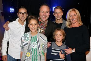 
06-10-2016 SHOWBIZZ; FRANS BAUER GEEFT FANCLUB DAG TUSSEN DE MOOISTE VOGELS. Meer dan 800 fans waren naar Avifauna gekomen om de fanclubdag van Frans Bauer te mogen meemaken.Er was muziek ,eten en drinken voor de trouwste fans van Frans. Het spektakel duurde tot ver in de avond en was wederom een groot succes. foto: Albert den Iseger