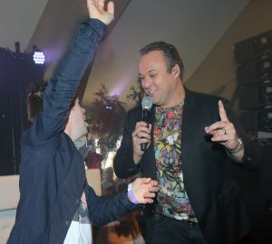 06-10-2016 SHOWBIZZ; FRANS BAUER GEEFT FANCLUB DAG TUSSEN DE MOOISTE VOGELS. Meer dan 800 fans waren naar Avifauna gekomen om de fanclubdag van Frans Bauer te mogen meemaken.Er was muziek ,eten en drinken voor de trouwste fans van Frans. Het spektakel duurde tot ver in de avond en was wederom een groot succes.
foto: Albert den Iseger