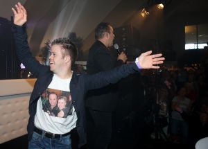 06-10-2016 SHOWBIZZ; FRANS BAUER GEEFT FANCLUB DAG TUSSEN DE MOOISTE VOGELS. Meer dan 800 fans waren naar Avifauna gekomen om de fanclubdag van Frans Bauer te mogen meemaken.Er was muziek ,eten en drinken voor de trouwste fans van Frans. Het spektakel duurde tot ver in de avond en was wederom een groot succes.
foto: Albert den Iseger