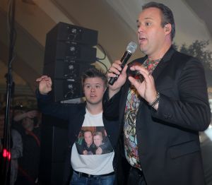 06-10-2016 SHOWBIZZ; FRANS BAUER GEEFT FANCLUB DAG TUSSEN DE MOOISTE VOGELS. Meer dan 800 fans waren naar Avifauna gekomen om de fanclubdag van Frans Bauer te mogen meemaken.Er was muziek ,eten en drinken voor de trouwste fans van Frans. Het spektakel duurde tot ver in de avond en was wederom een groot succes.
foto: Albert den Iseger