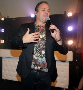 06-10-2016 SHOWBIZZ; FRANS BAUER GEEFT FANCLUB DAG TUSSEN DE MOOISTE VOGELS. Meer dan 800 fans waren naar Avifauna gekomen om de fanclubdag van Frans Bauer te mogen meemaken.Er was muziek ,eten en drinken voor de trouwste fans van Frans. Het spektakel duurde tot ver in de avond en was wederom een groot succes.
foto: Albert den Iseger