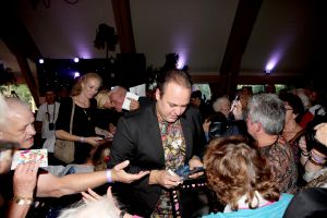 06-10-2016 SHOWBIZZ; FRANS BAUER GEEFT FANCLUB DAG TUSSEN DE MOOISTE VOGELS. Meer dan 800 fans waren naar Avifauna gekomen om de fanclubdag van Frans Bauer te mogen meemaken.Er was muziek ,eten en drinken voor de trouwste fans van Frans. Het spektakel duurde tot ver in de avond en was wederom een groot succes.
foto: Albert den Iseger