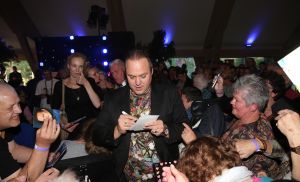 06-10-2016 SHOWBIZZ; FRANS BAUER GEEFT FANCLUB DAG TUSSEN DE MOOISTE VOGELS. Meer dan 800 fans waren naar Avifauna gekomen om de fanclubdag van Frans Bauer te mogen meemaken.Er was muziek ,eten en drinken voor de trouwste fans van Frans. Het spektakel duurde tot ver in de avond en was wederom een groot succes. foto: Albert den Iseger