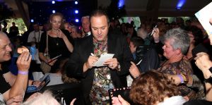 06-10-2016 SHOWBIZZ; FRANS BAUER GEEFT FANCLUB DAG TUSSEN DE MOOISTE VOGELS. Meer dan 800 fans waren naar Avifauna gekomen om de fanclubdag van Frans Bauer te mogen meemaken.Er was muziek ,eten en drinken voor de trouwste fans van Frans. Het spektakel duurde tot ver in de avond en was wederom een groot succes. foto: Albert den Iseger