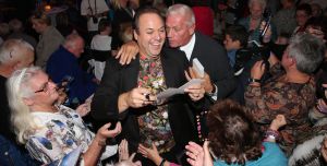 06-10-2016 SHOWBIZZ; FRANS BAUER GEEFT FANCLUB DAG TUSSEN DE MOOISTE VOGELS. Meer dan 800 fans waren naar Avifauna gekomen om de fanclubdag van Frans Bauer te mogen meemaken.Er was muziek ,eten en drinken voor de trouwste fans van Frans. Het spektakel duurde tot ver in de avond en was wederom een groot succes.
foto: Albert den Iseger