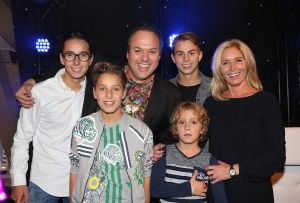 06-10-2016 SHOWBIZZ; FRANS BAUER GEEFT FANCLUB DAG TUSSEN DE MOOISTE VOGELS. Meer dan 800 fans waren naar Avifauna gekomen om de fanclubdag van Frans Bauer te mogen meemaken.Er was muziek ,eten en drinken voor de trouwste fans van Frans. Het spektakel duurde tot ver in de avond en was wederom een groot succes.
foto: Albert den Iseger