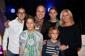 06-10-2016 SHOWBIZZ; FRANS BAUER GEEFT FANCLUB DAG TUSSEN DE MOOISTE VOGELS. Meer dan 800 fans waren naar Avifauna gekomen om de fanclubdag van Frans Bauer te mogen meemaken.Er was muziek ,eten en drinken voor de trouwste fans van Frans. Het spektakel duurde tot ver in de avond en was wederom een groot succes.
foto: Albert den Iseger