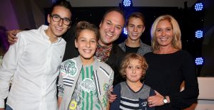 06-10-2016 SHOWBIZZ; FRANS BAUER GEEFT FANCLUB DAG TUSSEN DE MOOISTE VOGELS. Meer dan 800 fans waren naar Avifauna gekomen om de fanclubdag van Frans Bauer te mogen meemaken.Er was muziek ,eten en drinken voor de trouwste fans van Frans. Het spektakel duurde tot ver in de avond en was wederom een groot succes.
foto: Albert den Iseger