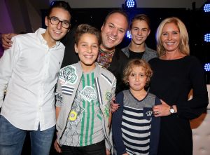 06-10-2016 SHOWBIZZ; FRANS BAUER GEEFT FANCLUB DAG TUSSEN DE MOOISTE VOGELS. Meer dan 800 fans waren naar Avifauna gekomen om de fanclubdag van Frans Bauer te mogen meemaken.Er was muziek ,eten en drinken voor de trouwste fans van Frans. Het spektakel duurde tot ver in de avond en was wederom een groot succes. foto: Albert den Iseger