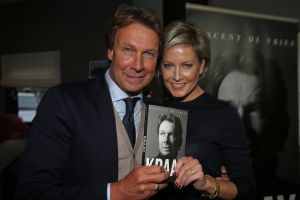 25-10-2016 SHOWBIZZ; HANS KRAAY PRESENTEERD NIEUW BOEK BIJ FC LIENDEN.
In de stampvolle kantine presenteert Hans Kraay Jr. een nieuw boek KRAAY.
In het boek werkten 10 mensen mee die belangrijk waren in het leven van Hans. Een persoonlijkheid ontbreekt echter in het boek: Louis van Gaal, deze weigerde mee te werken aan het boek.
foto: Albert den Iseger