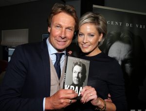 25-10-2016 SHOWBIZZ; HANS KRAAY PRESENTEERD NIEUW BOEK BIJ FC LIENDEN.
In de stampvolle kantine presenteert Hans Kraay Jr. een nieuw boek KRAAY.
In het boek werkten 10 mensen mee die belangrijk waren in het leven van Hans. Een persoonlijkheid ontbreekt echter in het boek: Louis van Gaal, deze weigerde mee te werken aan het boek.
foto: Albert den Iseger