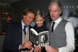 25-10-2016 SHOWBIZZ; HANS KRAAY PRESENTEERD NIEUW BOEK BIJ FC LIENDEN.
In de stampvolle kantine presenteert Hans Kraay Jr. een nieuw boek KRAAY.
In het boek werkten 10 mensen mee die belangrijk waren in het leven van Hans. Een persoonlijkheid ontbreekt echter in het boek: Louis van Gaal, deze weigerde mee te werken aan het boek.
foto: Albert den Iseger