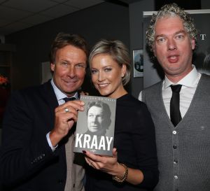 25-10-2016 SHOWBIZZ; HANS KRAAY PRESENTEERD NIEUW BOEK BIJ FC LIENDEN.
In de stampvolle kantine presenteert Hans Kraay Jr. een nieuw boek KRAAY.
In het boek werkten 10 mensen mee die belangrijk waren in het leven van Hans. Een persoonlijkheid ontbreekt echter in het boek: Louis van Gaal, deze weigerde mee te werken aan het boek.
foto: Albert den Iseger