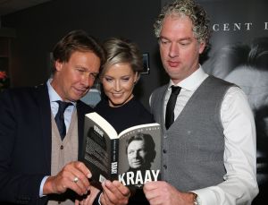 25-10-2016 SHOWBIZZ; HANS KRAAY PRESENTEERD NIEUW BOEK BIJ FC LIENDEN.
In de stampvolle kantine presenteert Hans Kraay Jr. een nieuw boek KRAAY.
In het boek werkten 10 mensen mee die belangrijk waren in het leven van Hans. Een persoonlijkheid ontbreekt echter in het boek: Louis van Gaal, deze weigerde mee te werken aan het boek.
foto: Albert den Iseger