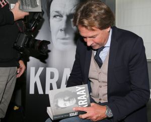 25-10-2016 SHOWBIZZ; HANS KRAAY PRESENTEERD NIEUW BOEK BIJ FC LIENDEN.
In de stampvolle kantine presenteert Hans Kraay Jr. een nieuw boek KRAAY.
In het boek werkten 10 mensen mee die belangrijk waren in het leven van Hans. Een persoonlijkheid ontbreekt echter in het boek: Louis van Gaal, deze weigerde mee te werken aan het boek.
foto: Albert den Iseger