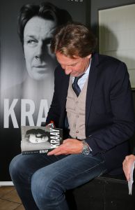 25-10-2016 SHOWBIZZ; HANS KRAAY PRESENTEERD NIEUW BOEK BIJ FC LIENDEN.
In de stampvolle kantine presenteert Hans Kraay Jr. een nieuw boek KRAAY.
In het boek werkten 10 mensen mee die belangrijk waren in het leven van Hans. Een persoonlijkheid ontbreekt echter in het boek: Louis van Gaal, deze weigerde mee te werken aan het boek.
foto: Albert den Iseger