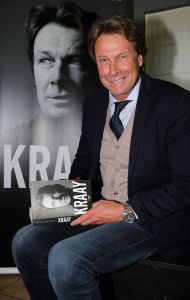 25-10-2016 SHOWBIZZ; HANS KRAAY PRESENTEERD NIEUW BOEK BIJ FC LIENDEN.
In de stampvolle kantine presenteert Hans Kraay Jr. een nieuw boek KRAAY.
In het boek werkten 10 mensen mee die belangrijk waren in het leven van Hans. Een persoonlijkheid ontbreekt echter in het boek: Louis van Gaal, deze weigerde mee te werken aan het boek.
foto: Albert den Iseger