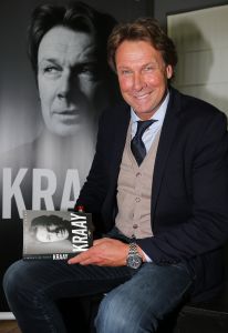 25-10-2016 SHOWBIZZ; HANS KRAAY PRESENTEERD NIEUW BOEK BIJ FC LIENDEN.
In de stampvolle kantine presenteert Hans Kraay Jr. een nieuw boek KRAAY.
In het boek werkten 10 mensen mee die belangrijk waren in het leven van Hans. Een persoonlijkheid ontbreekt echter in het boek: Louis van Gaal, deze weigerde mee te werken aan het boek.
foto: Albert den Iseger