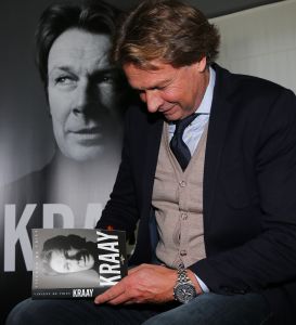 25-10-2016 SHOWBIZZ; HANS KRAAY PRESENTEERD NIEUW BOEK BIJ FC LIENDEN.
In de stampvolle kantine presenteert Hans Kraay Jr. een nieuw boek KRAAY.
In het boek werkten 10 mensen mee die belangrijk waren in het leven van Hans. Een persoonlijkheid ontbreekt echter in het boek: Louis van Gaal, deze weigerde mee te werken aan het boek.
foto: Albert den Iseger