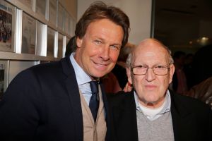 25-10-2016 SHOWBIZZ; HANS KRAAY PRESENTEERD NIEUW BOEK BIJ FC LIENDEN.
In de stampvolle kantine presenteert Hans Kraay Jr. een nieuw boek KRAAY.
In het boek werkten 10 mensen mee die belangrijk waren in het leven van Hans. Een persoonlijkheid ontbreekt echter in het boek: Louis van Gaal, deze weigerde mee te werken aan het boek.
foto: Albert den Iseger