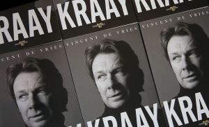 25-10-2016 SHOWBIZZ; HANS KRAAY PRESENTEERD NIEUW BOEK BIJ FC LIENDEN.
In de stampvolle kantine presenteert Hans Kraay Jr. een nieuw boek KRAAY.
In het boek werkten 10 mensen mee die belangrijk waren in het leven van Hans. Een persoonlijkheid ontbreekt echter in het boek: Louis van Gaal, deze weigerde mee te werken aan het boek.
foto: Albert den Iseger