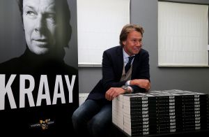 25-10-2016 SHOWBIZZ; HANS KRAAY PRESENTEERD NIEUW BOEK BIJ FC LIENDEN.
In de stampvolle kantine presenteert Hans Kraay Jr. een nieuw boek KRAAY.
In het boek werkten 10 mensen mee die belangrijk waren in het leven van Hans. Een persoonlijkheid ontbreekt echter in het boek: Louis van Gaal, deze weigerde mee te werken aan het boek.
foto: Albert den Iseger