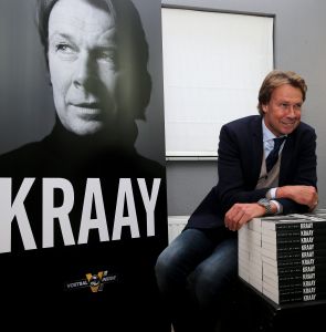 25-10-2016 SHOWBIZZ; HANS KRAAY PRESENTEERD NIEUW BOEK BIJ FC LIENDEN.
In de stampvolle kantine presenteert Hans Kraay Jr. een nieuw boek KRAAY.
In het boek werkten 10 mensen mee die belangrijk waren in het leven van Hans. Een persoonlijkheid ontbreekt echter in het boek: Louis van Gaal, deze weigerde mee te werken aan het boek.
foto: Albert den Iseger